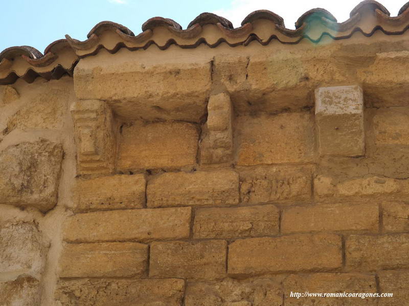 DETALLE DE LOS CANECILLOS QUE SUSTENTAN LA CORNISA